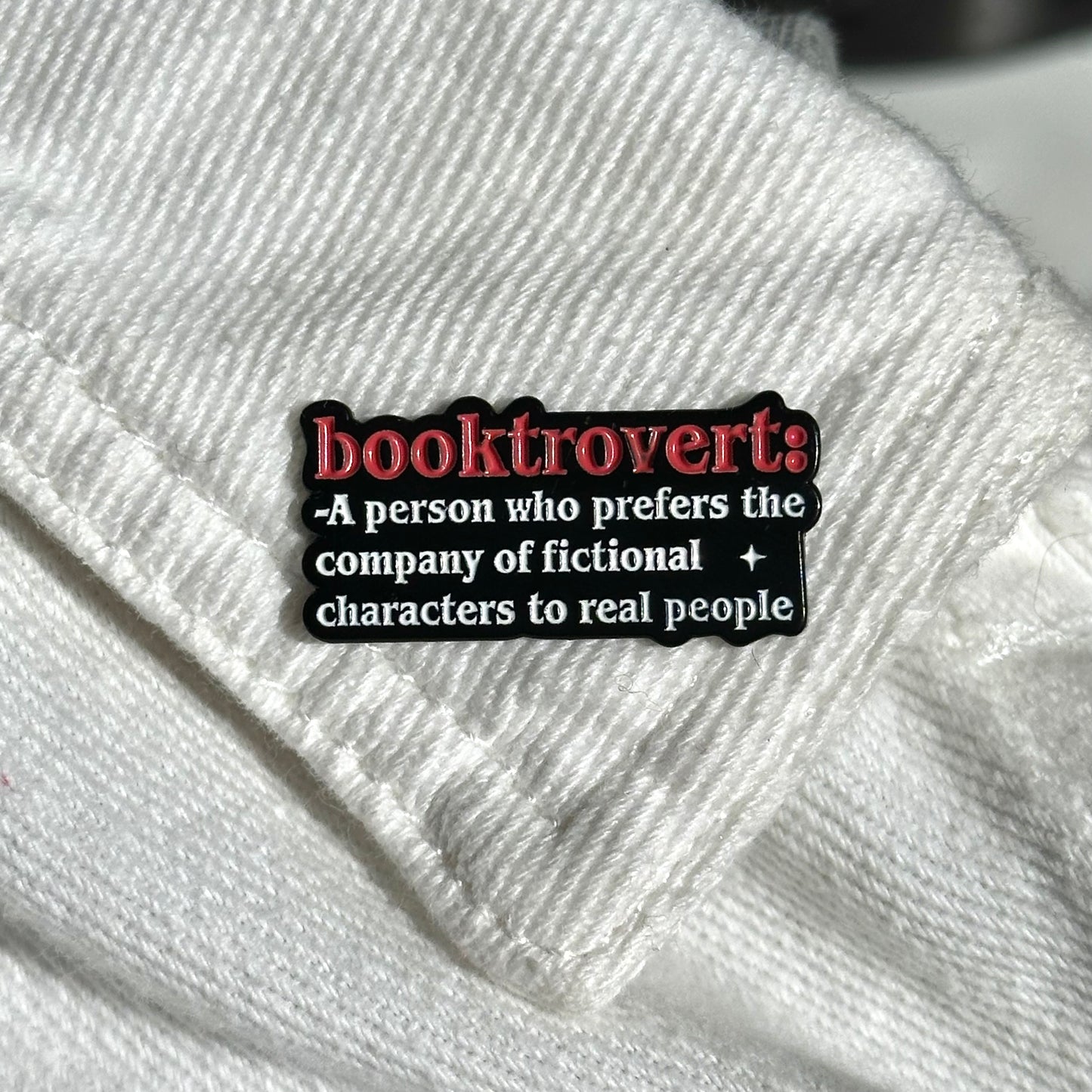 Pin "Booktrovert"