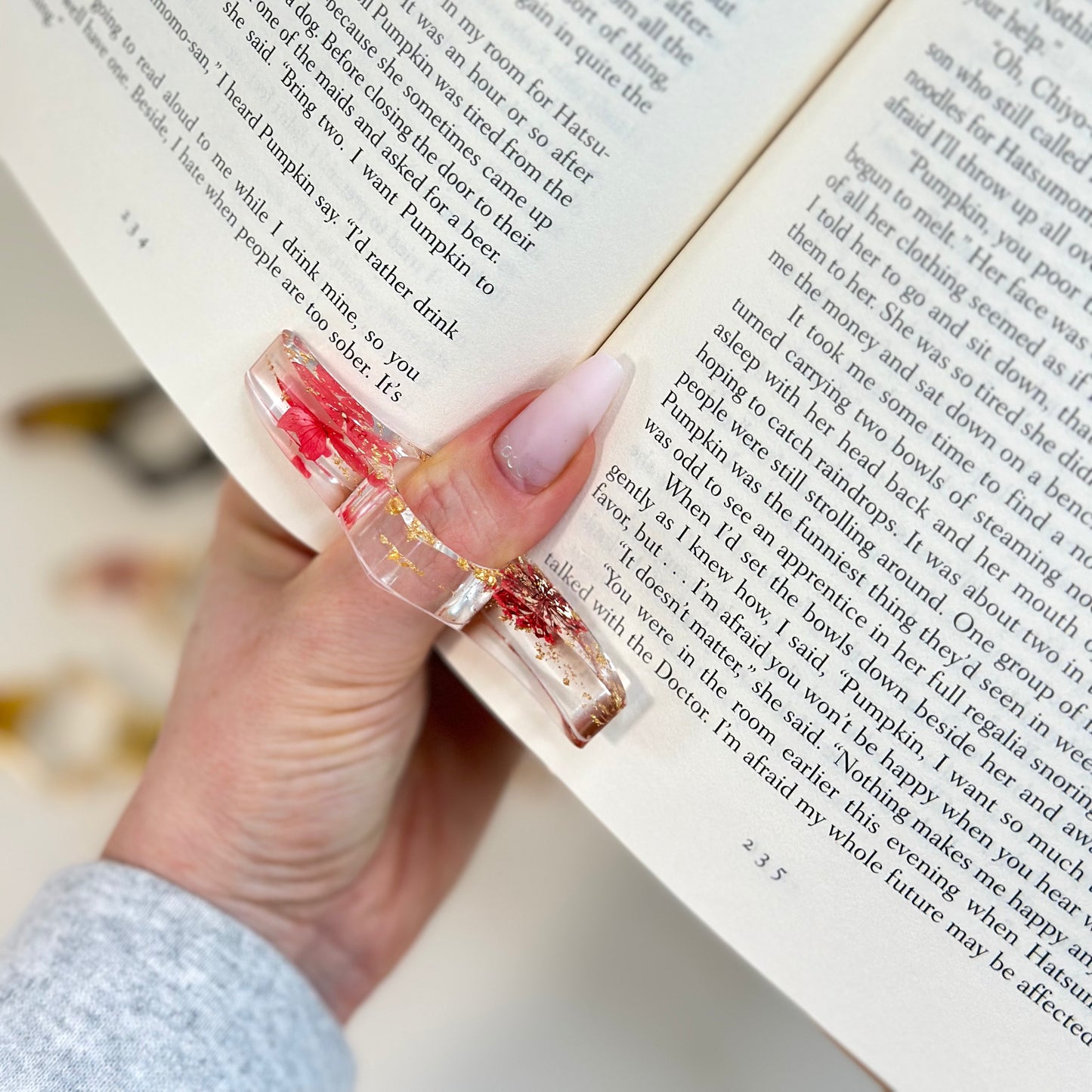 Page Holder for Books – Floral Acrylic 🌸