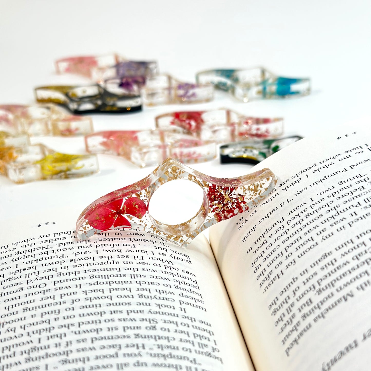 Page Holder for Books – Floral Acrylic 🌸