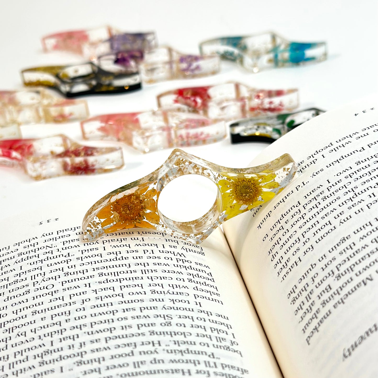 Page Holder for Books – Floral Acrylic 🌸