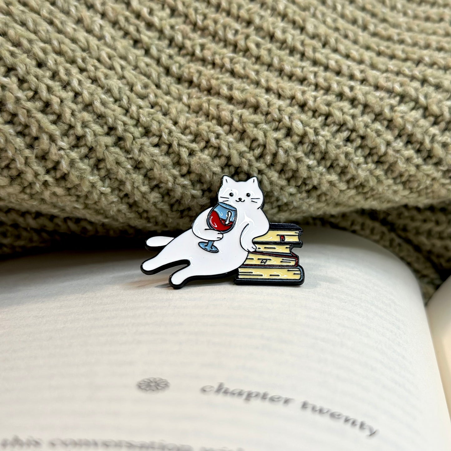 Pin “Cat with Wine & Books”