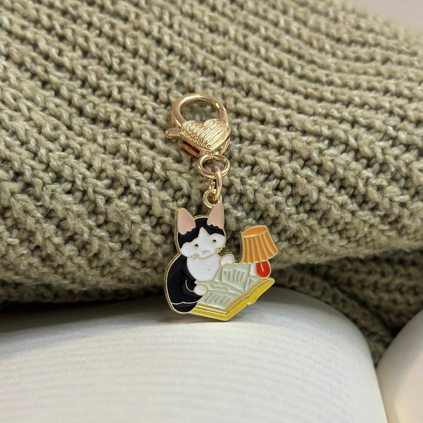 Keychain “Reading Cat with Orange Lamp”