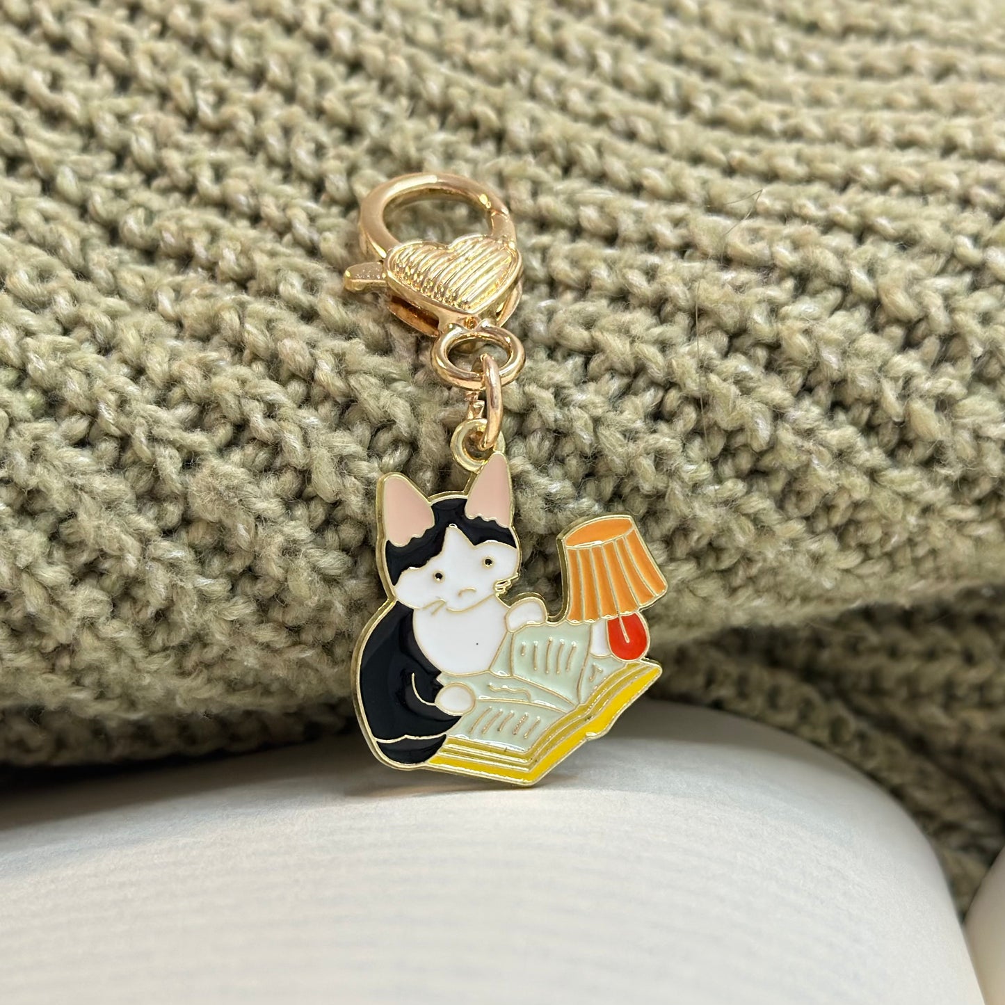 Keychain “Reading Cat with Orange Lamp”