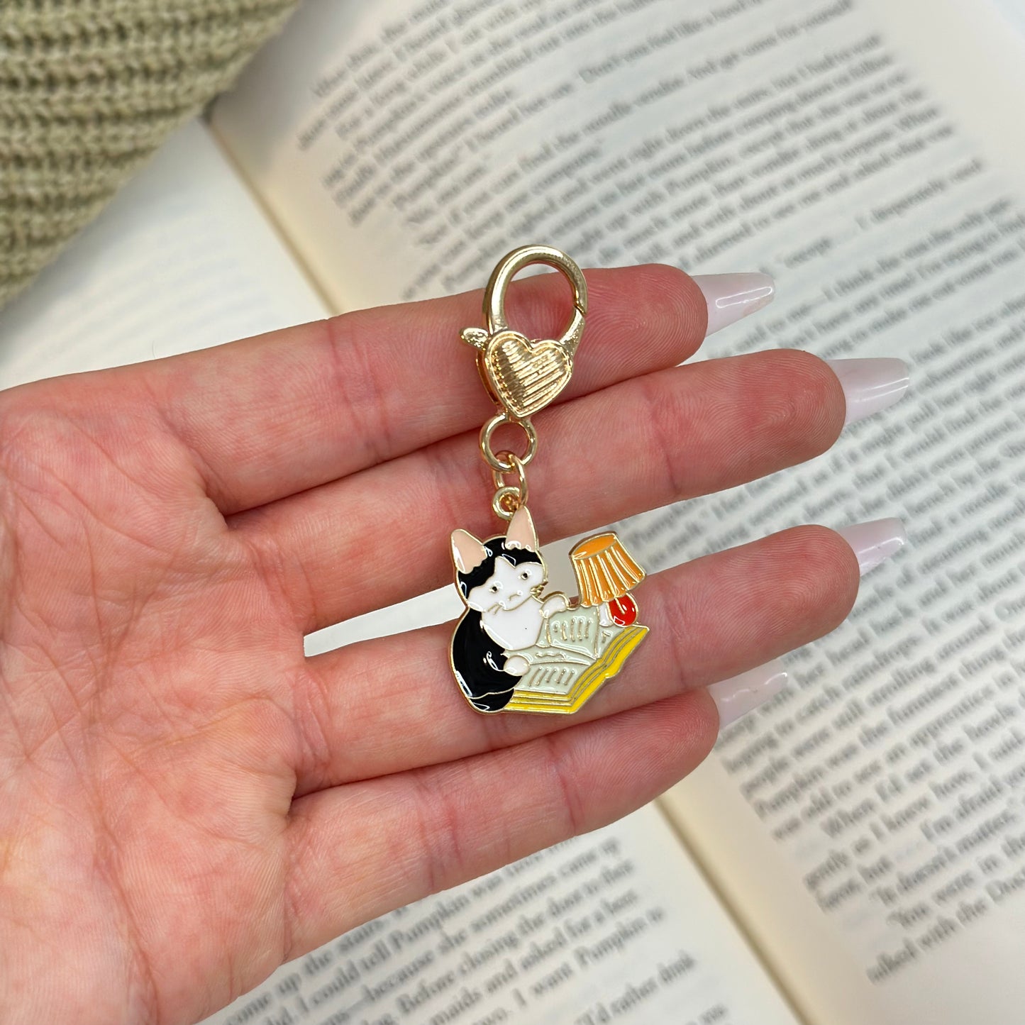 Keychain “Reading Cat with Orange Lamp”
