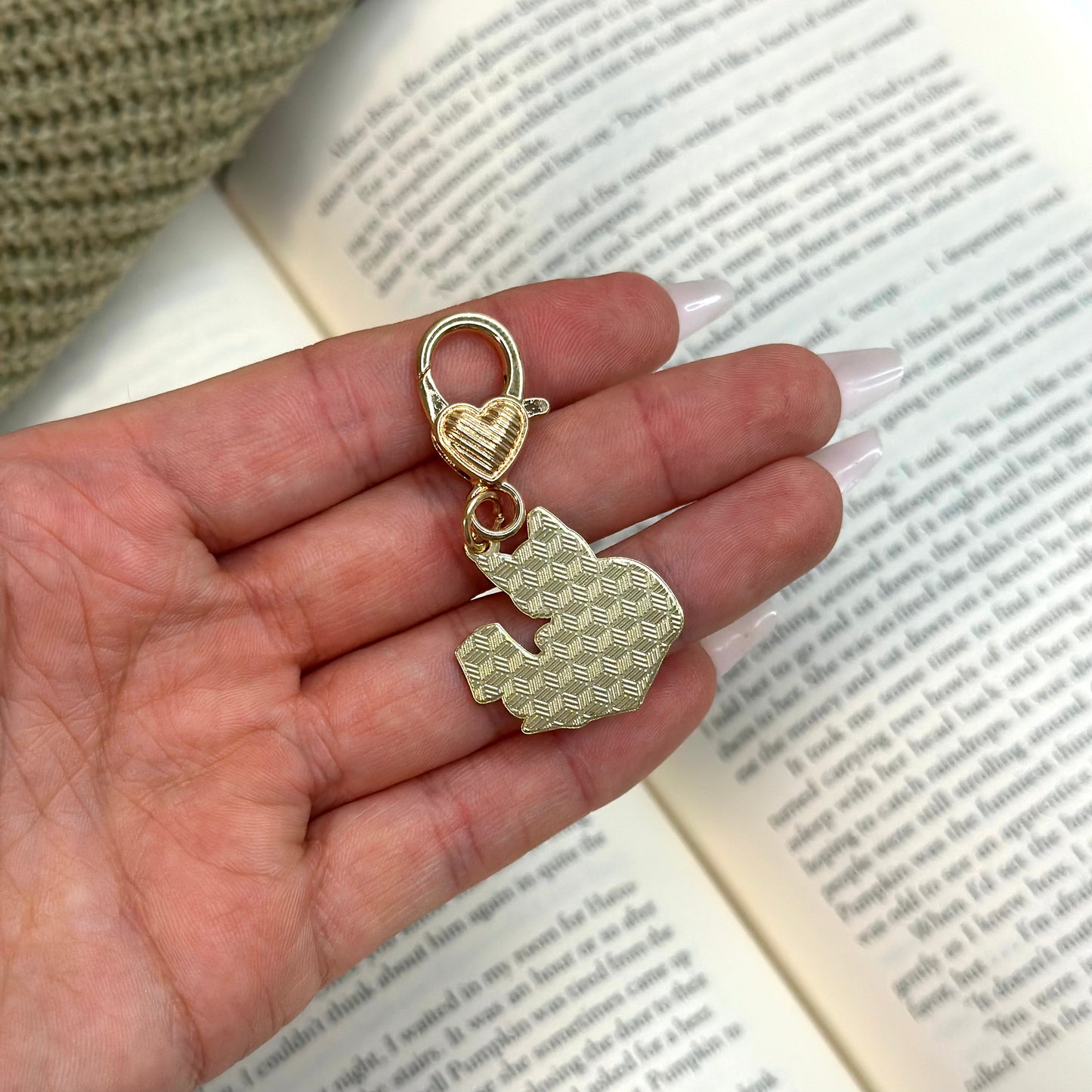 Keychain “Reading Cat with Orange Lamp”