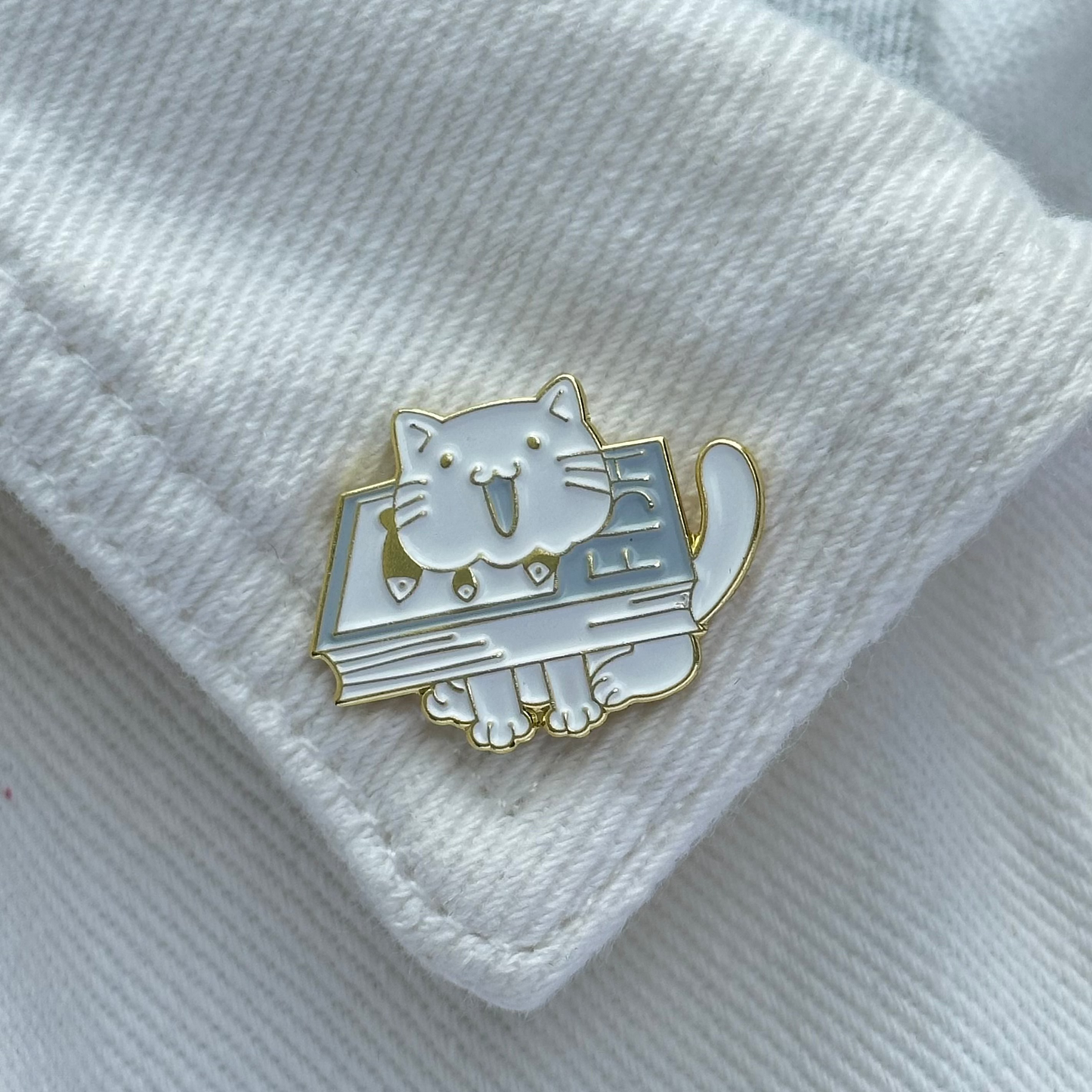 Pin “White Cat & Book”