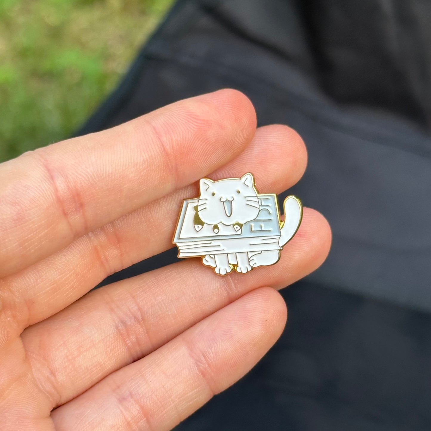 Pin “White Cat & Book”